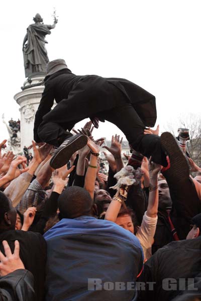 LOUISE ATTAQUE - 2006-04-02 - PARIS - Place de la Republique - 